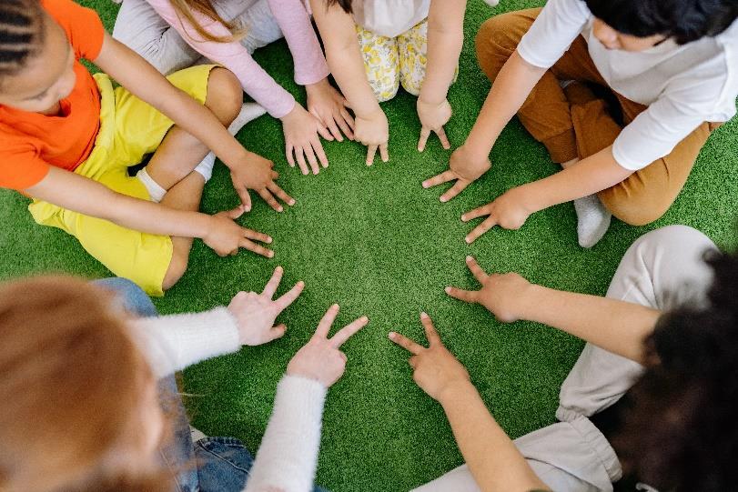 Kinderen spelen samen op het schoolplein van KBS De Toekomst in Oosterhout. Kinderen spelen samen op het schoolplein van KBS De Toekomst in Oosterhout.