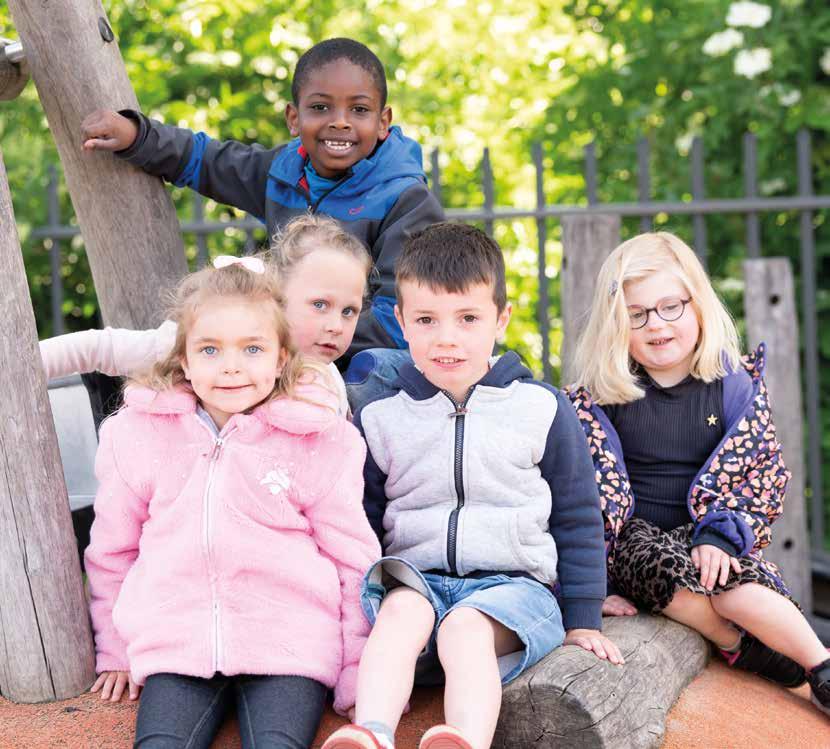 Kinderen spelen samen op het schoolplein van KPO Basisschool Joseph in Roosendaal. Kinderen spelen samen op het schoolplein van KPO Basisschool Joseph in Roosendaal.