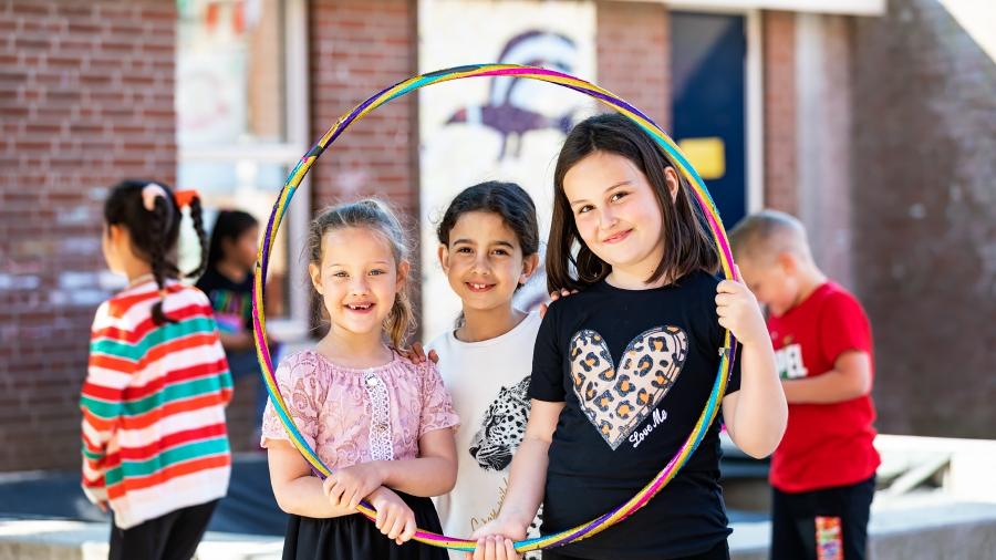 Kinderen spelen samen op het schoolplein van OBS De Akkers in Rotterdam. Kinderen spelen samen op het schoolplein van OBS De Akkers in Rotterdam.