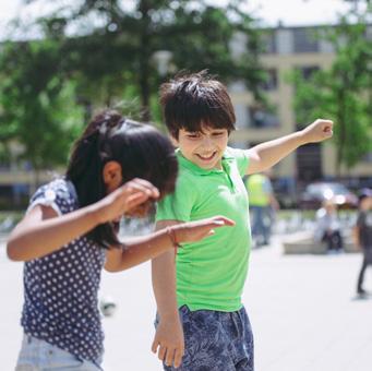 Kinderen spelen samen op het schoolplein van Openbare Basisschool De Flint in Deventer. Kinderen spelen samen op het schoolplein van Openbare Basisschool De Flint in Deventer.
