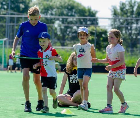 Kinderen spelen samen op het schoolplein van Openbare Basisschool De Tweemaster in Pijnacker. Kinderen spelen samen op het schoolplein van Openbare Basisschool De Tweemaster in Pijnacker.
