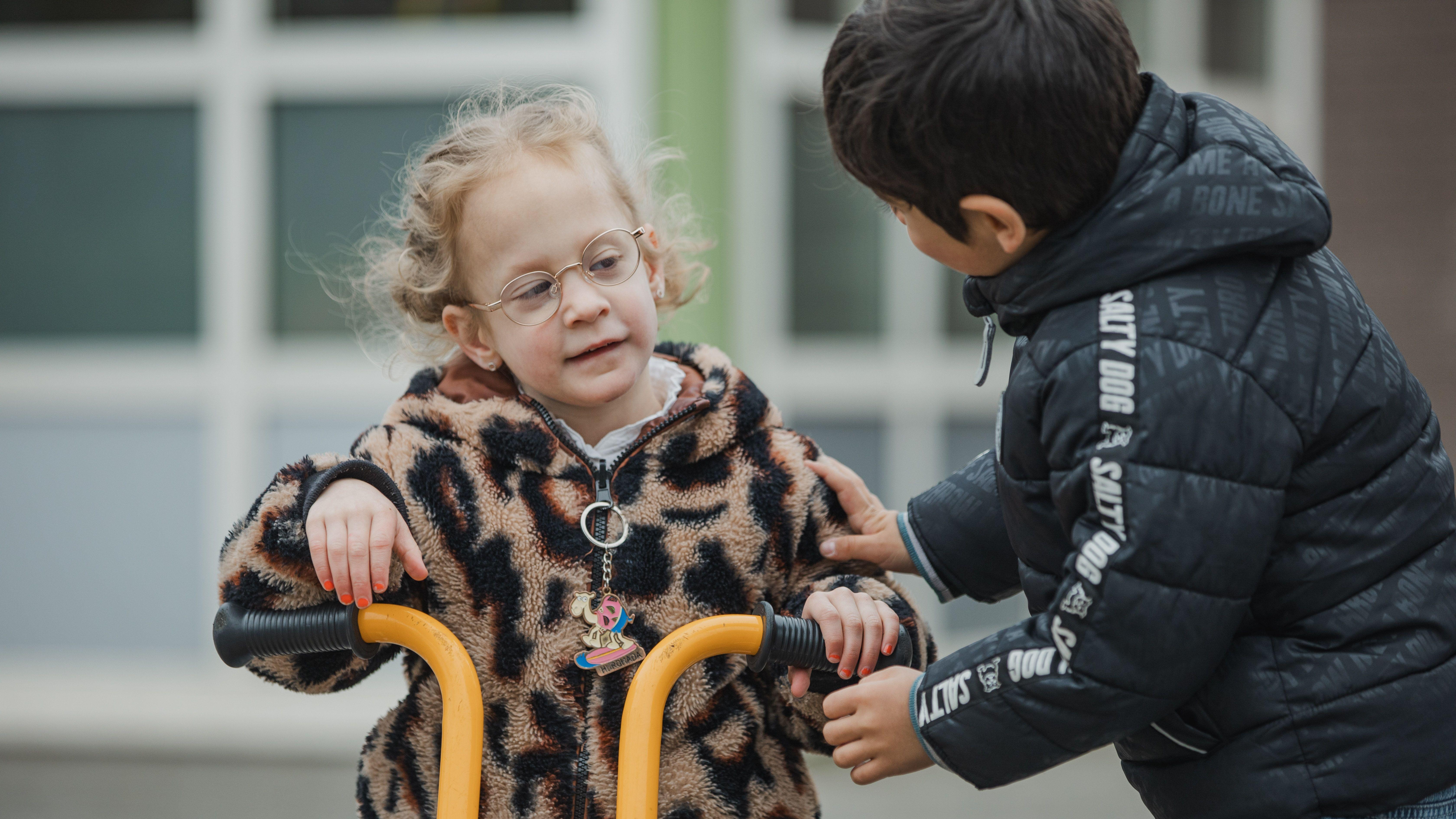 Kinderen spelen samen op het schoolplein van Openbare Basisschool Emmermeer in Emmen. Kinderen spelen samen op het schoolplein van Openbare Basisschool Emmermeer in Emmen.