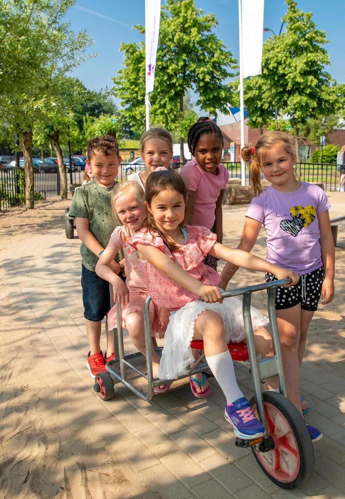 Kinderen spelen samen op het schoolplein van PCBO De Wonderboom in Amersfoort.