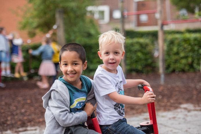 Kinderen spelen samen op het schoolplein van Piet Mondriaan in Abcoude. Kinderen spelen samen op het schoolplein van Piet Mondriaan in Abcoude.