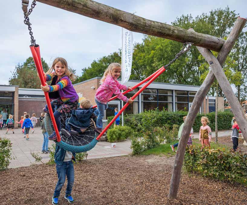 Kinderen spelen samen op het schoolplein van Protestants Christelijke Basisschool De Regenboog in Kortenhoef. Kinderen spelen samen op het schoolplein van Protestants Christelijke Basisschool De Regenboog in Kortenhoef.