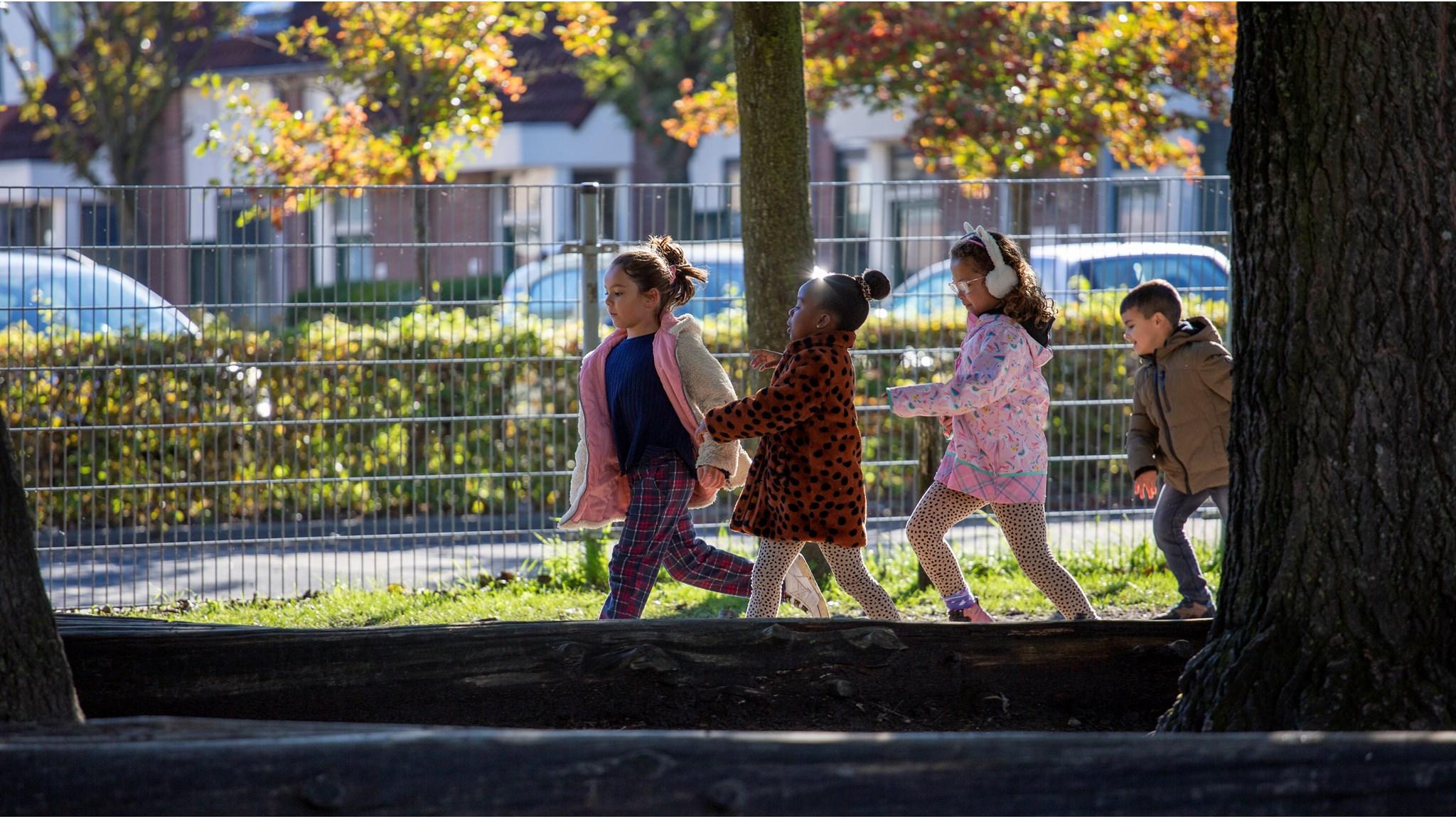 Kinderen spelen samen op het schoolplein van RK Basisschool Holtkamp in Goes. Kinderen spelen samen op het schoolplein van RK Basisschool Holtkamp in Goes.
