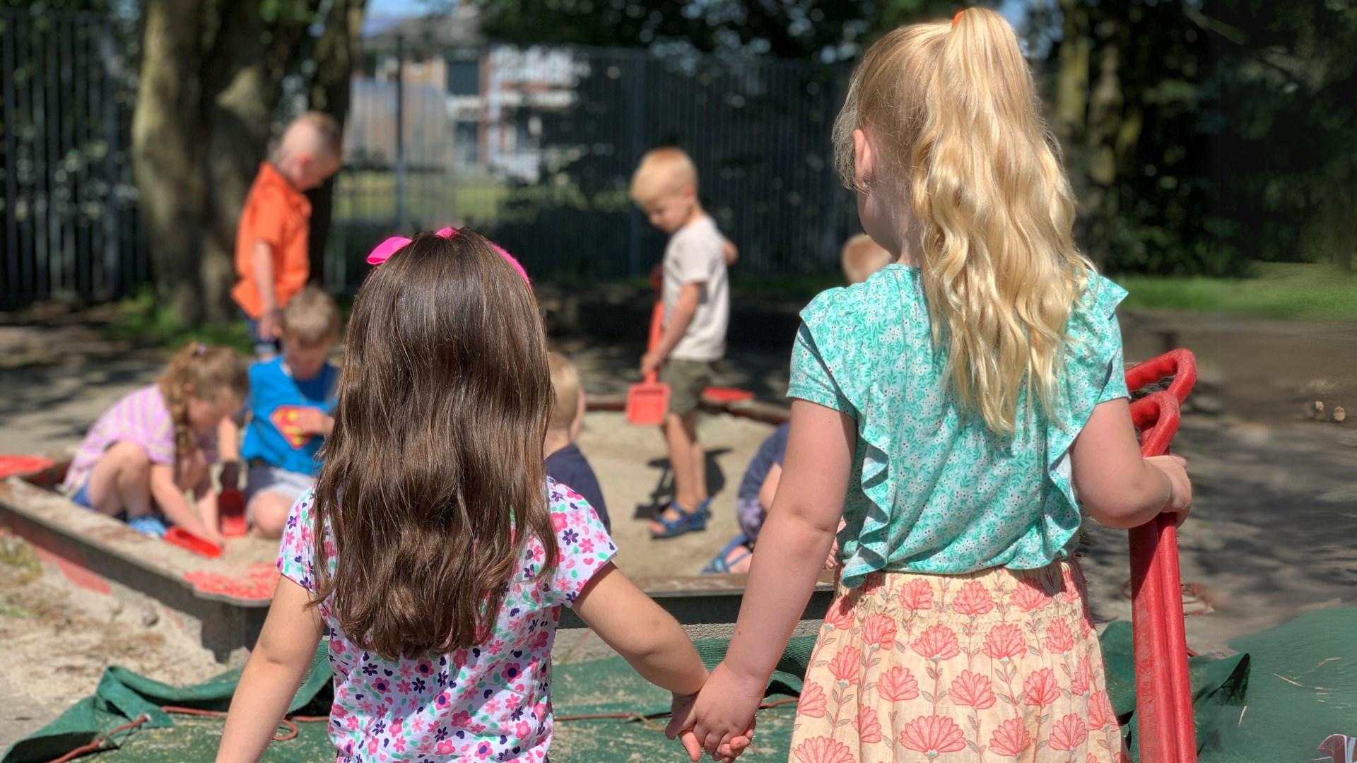 Kinderen spelen samen op het schoolplein van Trije Doarpen Skoalle in Reduzum. Kinderen spelen samen op het schoolplein van Trije Doarpen Skoalle in Reduzum.
