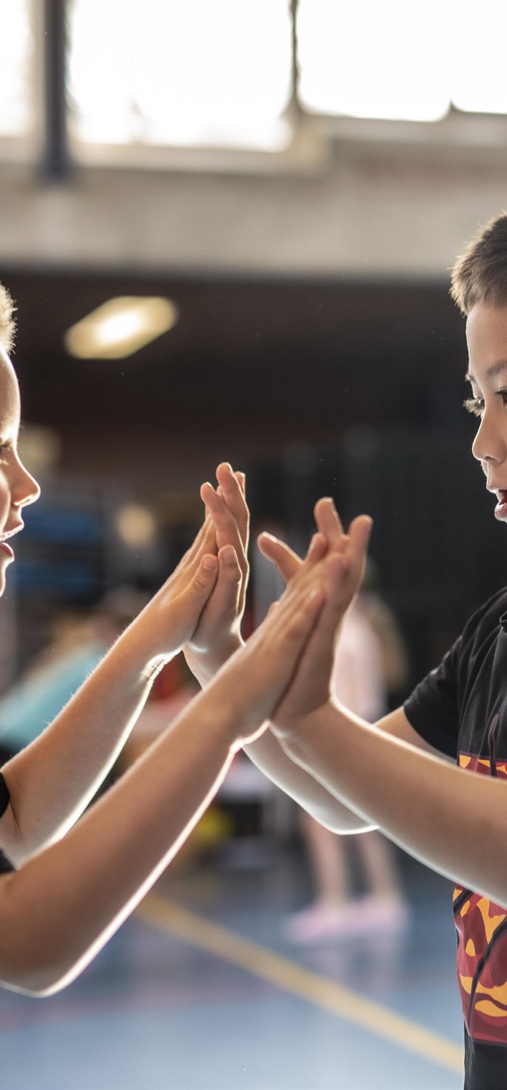 Kinderen spelen samen tijdens gymles op de rooms-katholieke basisschool Sinte Lucij in Steensel. Kinderen spelen samen tijdens gymles op de rooms-katholieke basisschool Sinte Lucij in Steensel.