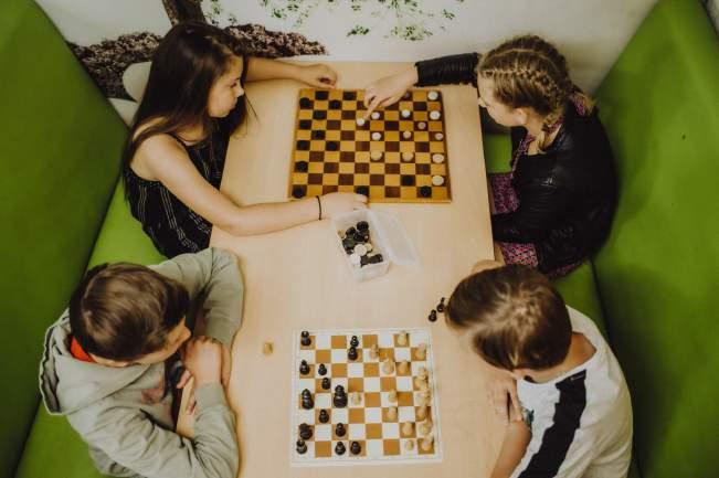 Kinderen spelen schaak in de klas van Basisschool het Startblok in Achterveld (Utrecht). Kinderen spelen schaak in de klas van Basisschool het Startblok in Achterveld (Utrecht).