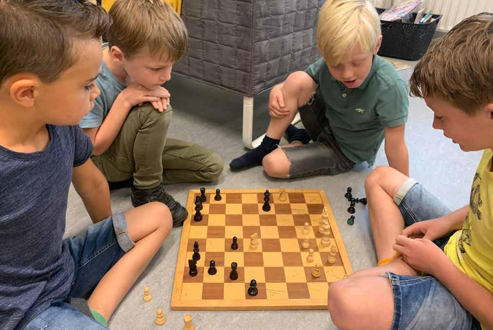 Kinderen spelen schaak in het Christelijk kindcentrum Gulden Bodem in Arnhem. Kinderen spelen schaak in het Christelijk kindcentrum Gulden Bodem in Arnhem.