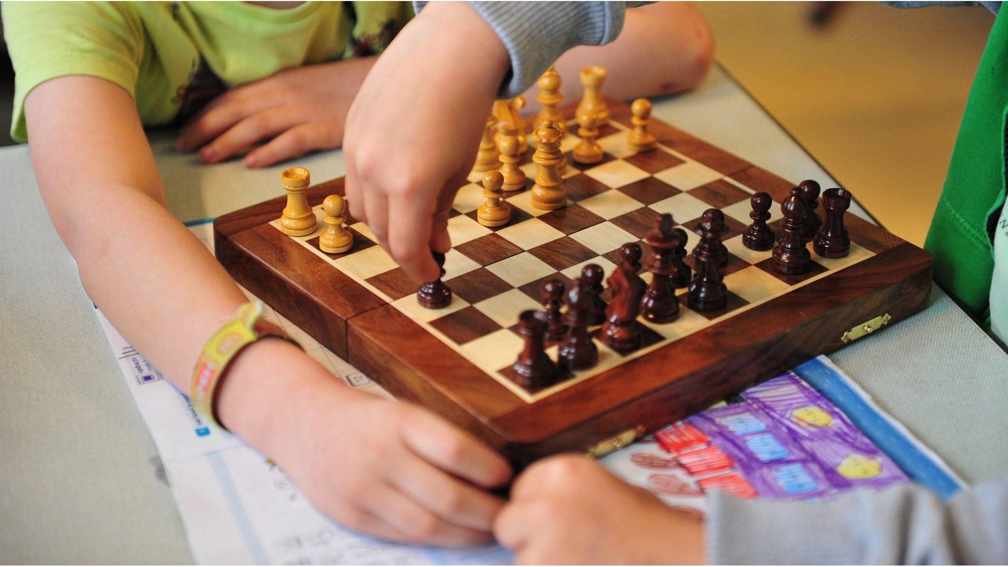 Kinderen spelen schaken tijdens een activiteit op Openbare Dalton Basisschool Pieterskerkhof in Utrecht. Kinderen spelen schaken tijdens een activiteit op Openbare Dalton Basisschool Pieterskerkhof in Utrecht.