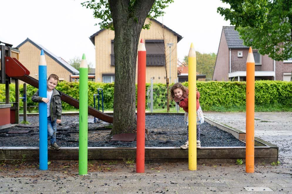 Kinderen spelen speels tussen grote kleurpotloden op het schoolplein van Basisschool De Hovenier in Montfort. Kinderen spelen speels tussen grote kleurpotloden op het schoolplein van Basisschool De Hovenier in Montfort.