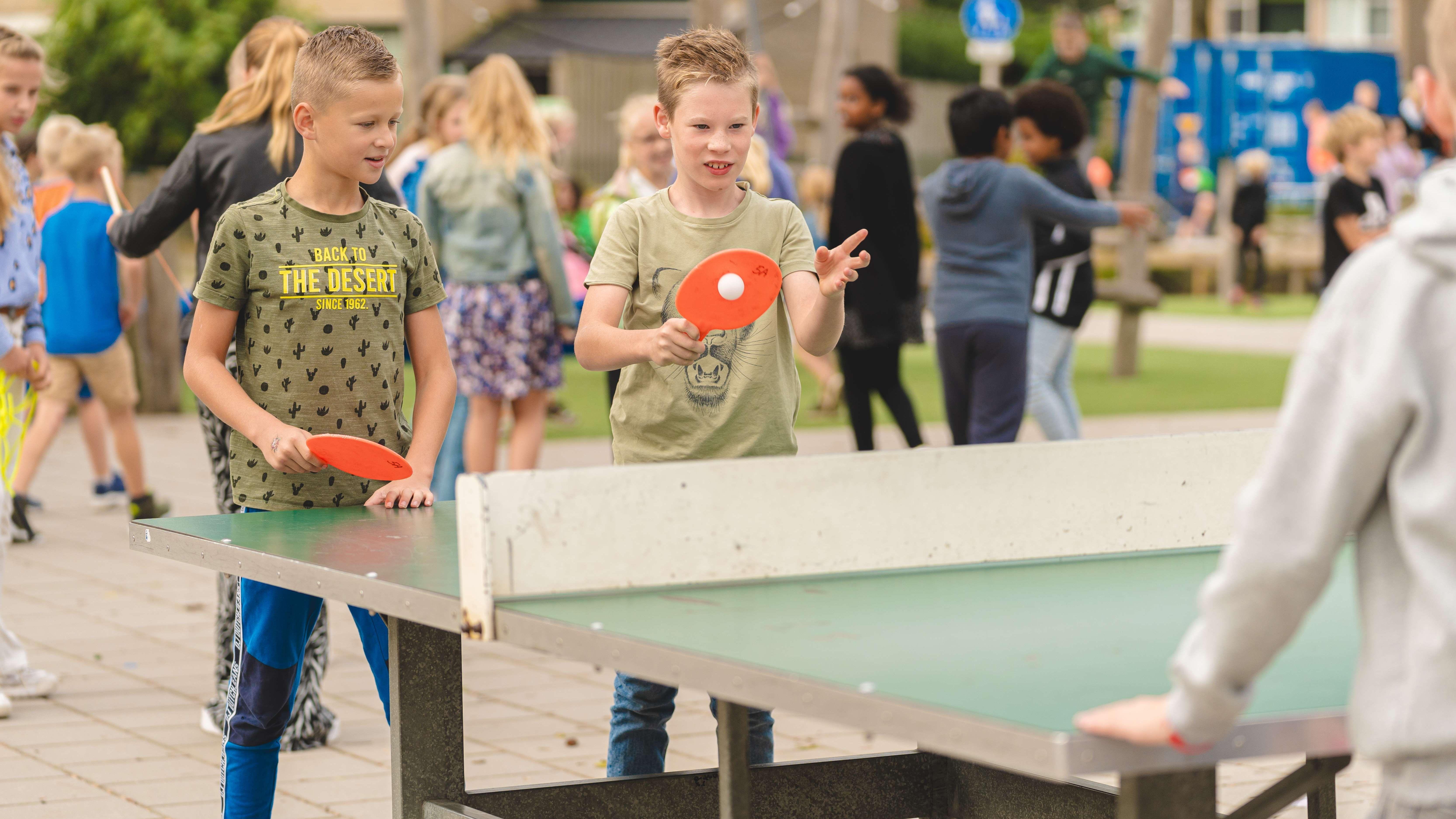 Kinderen spelen tafeltennis op het schoolplein van de Nederlands Hervormde Basisschool Bethel in Waddinxveen. Kinderen spelen tafeltennis op het schoolplein van de Nederlands Hervormde Basisschool Bethel in Waddinxveen.