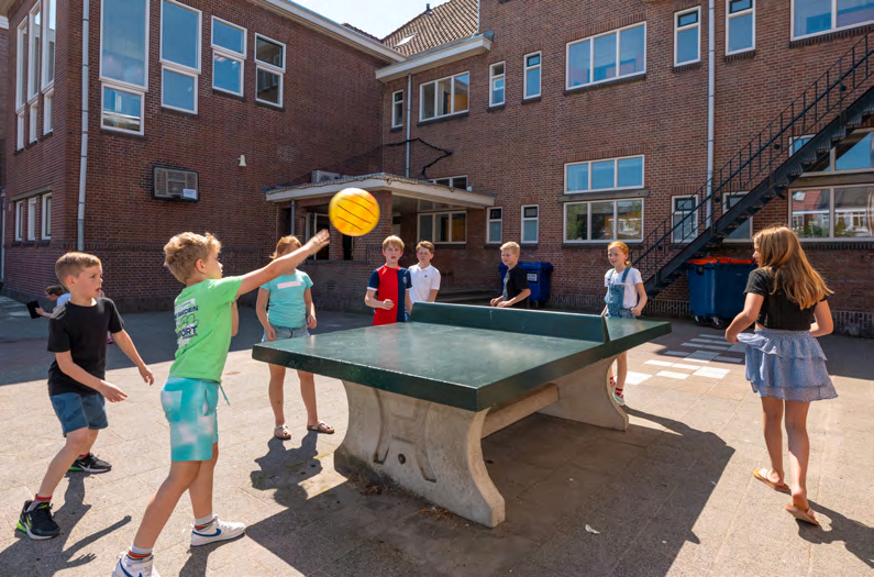 Kinderen spelen tafeltennis op het schoolplein van de Prins Mauritsschool in Delft. Kinderen spelen tafeltennis op het schoolplein van de Prins Mauritsschool in Delft.