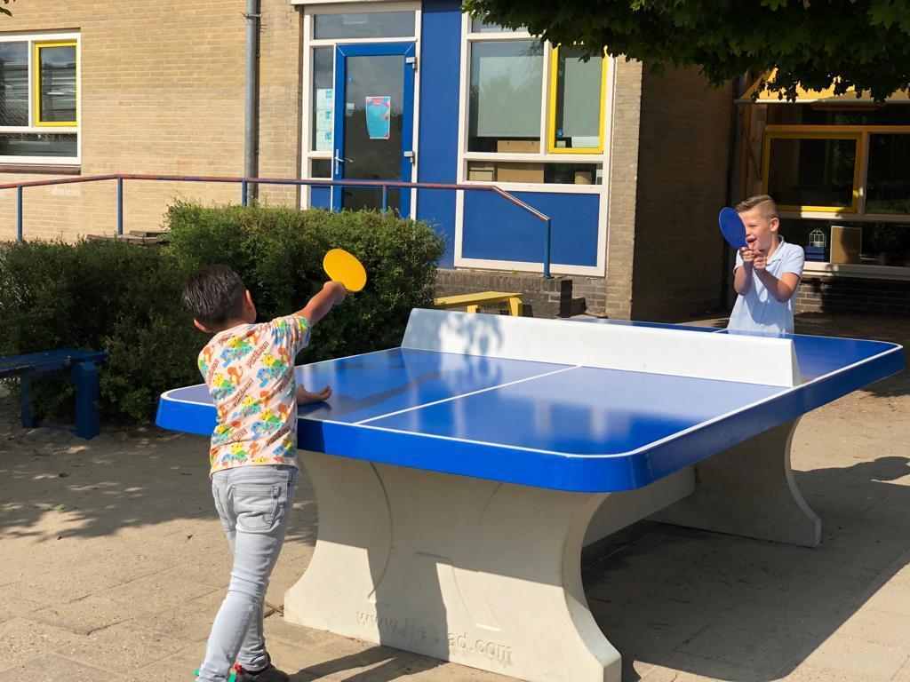 Kinderen spelen tafeltennis op het schoolplein van De Wending in Roosendaal. Kinderen spelen tafeltennis op het schoolplein van De Wending in Roosendaal.