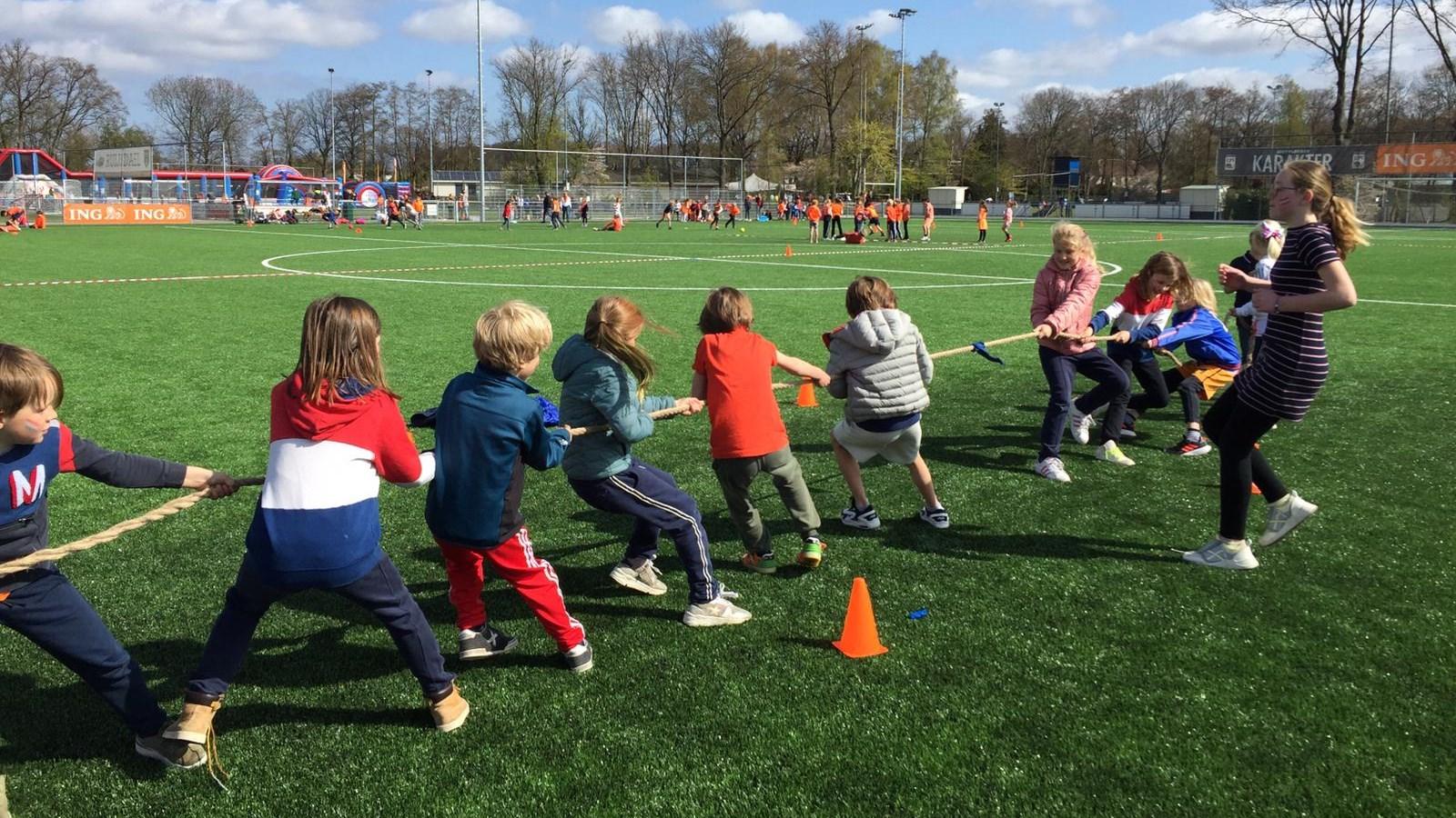 Kinderen spelen touwtrekken op het schoolplein van de Godelindeschool in Naarden. Kinderen spelen touwtrekken op het schoolplein van de Godelindeschool in Naarden.