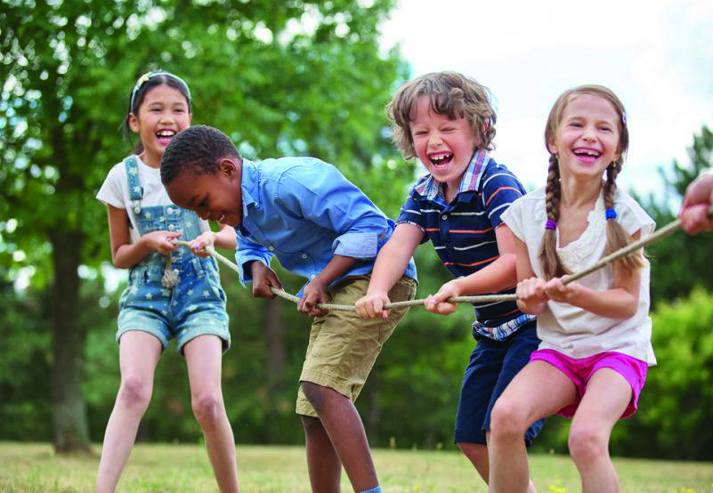 Kinderen spelen touwtrekken op het schoolplein van De Pijlstaart in Vinkeveen. Kinderen spelen touwtrekken op het schoolplein van De Pijlstaart in Vinkeveen.