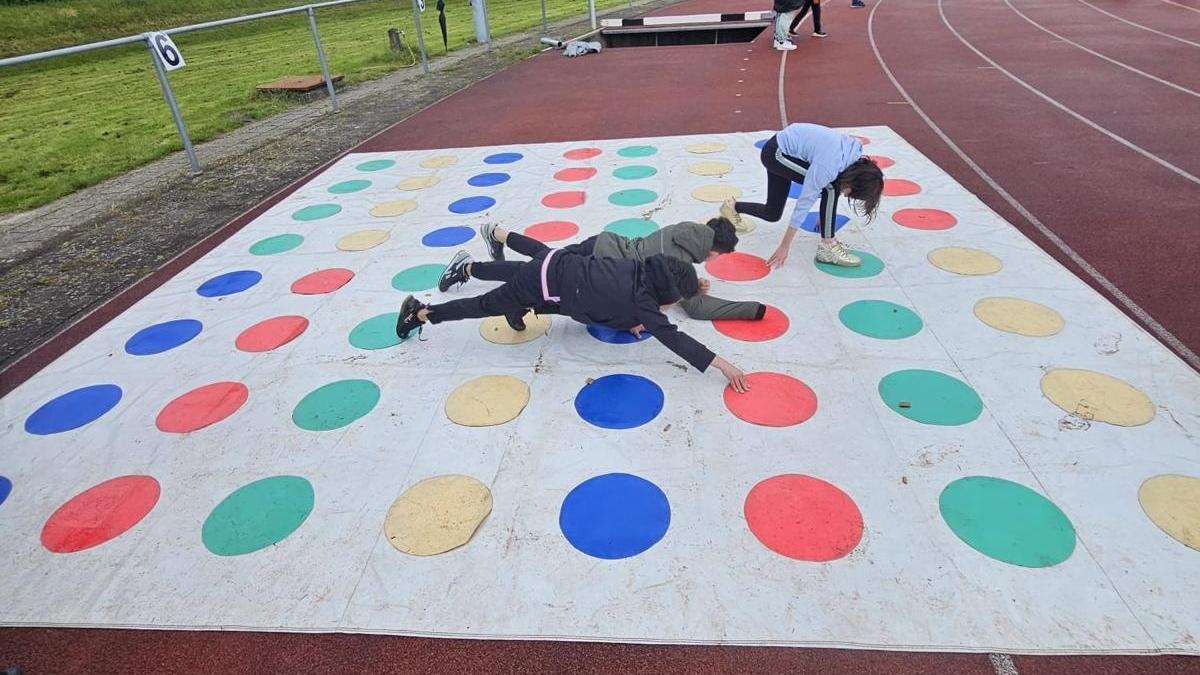 Kinderen spelen Twister op het schoolplein van Openbare Basisschool Polygoon in Almere. Kinderen spelen Twister op het schoolplein van Openbare Basisschool Polygoon in Almere.