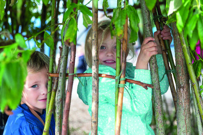 Kinderen spelen verborgen tussen takken op het schoolplein van Het Spectrum in Delfgauw. Kinderen spelen verborgen tussen takken op het schoolplein van Het Spectrum in Delfgauw.