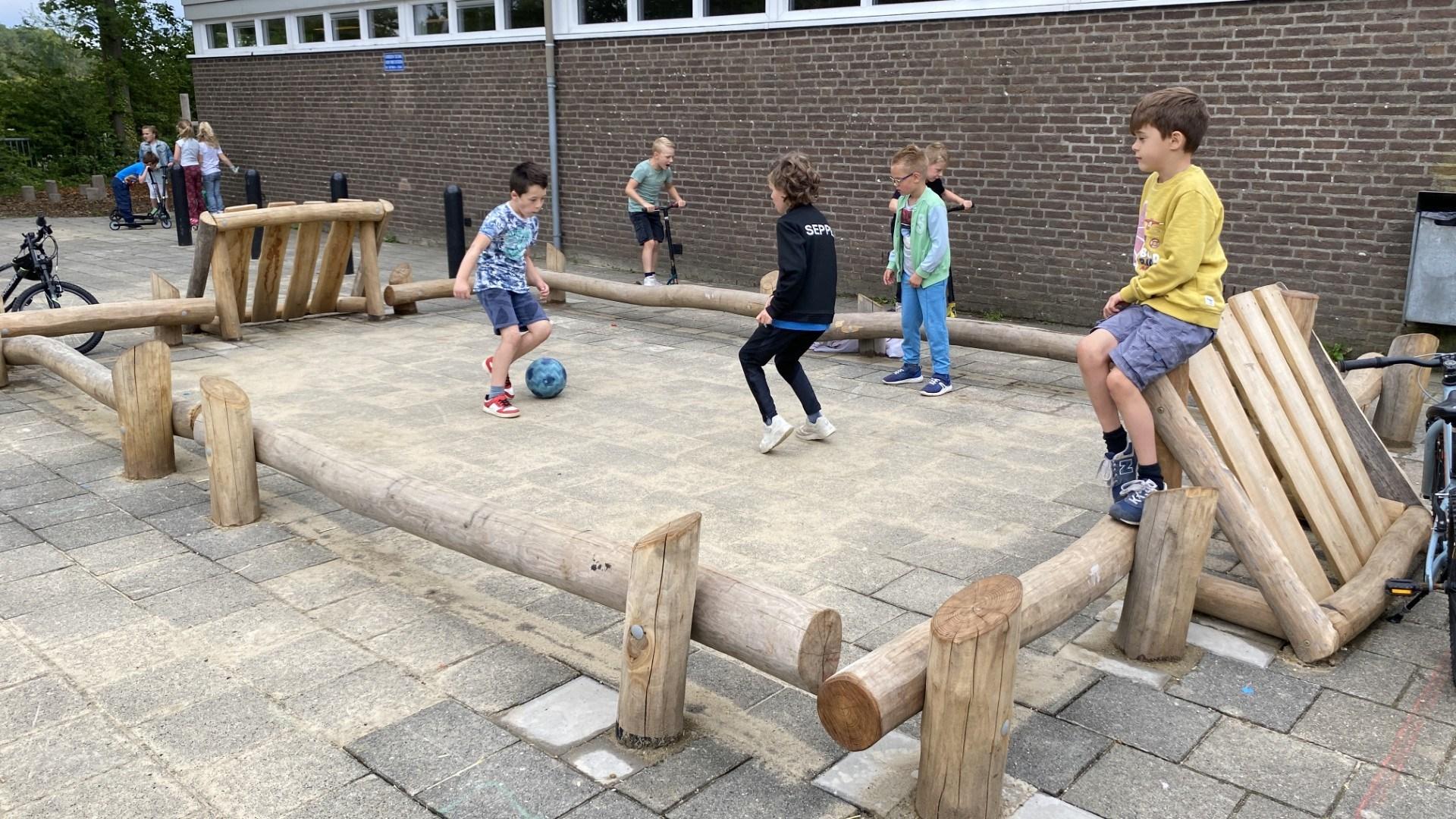Kinderen spelen voetbal op het schoolplein van Bs Stefanus in Wijnandsrade. Kinderen spelen voetbal op het schoolplein van Bs Stefanus in Wijnandsrade.