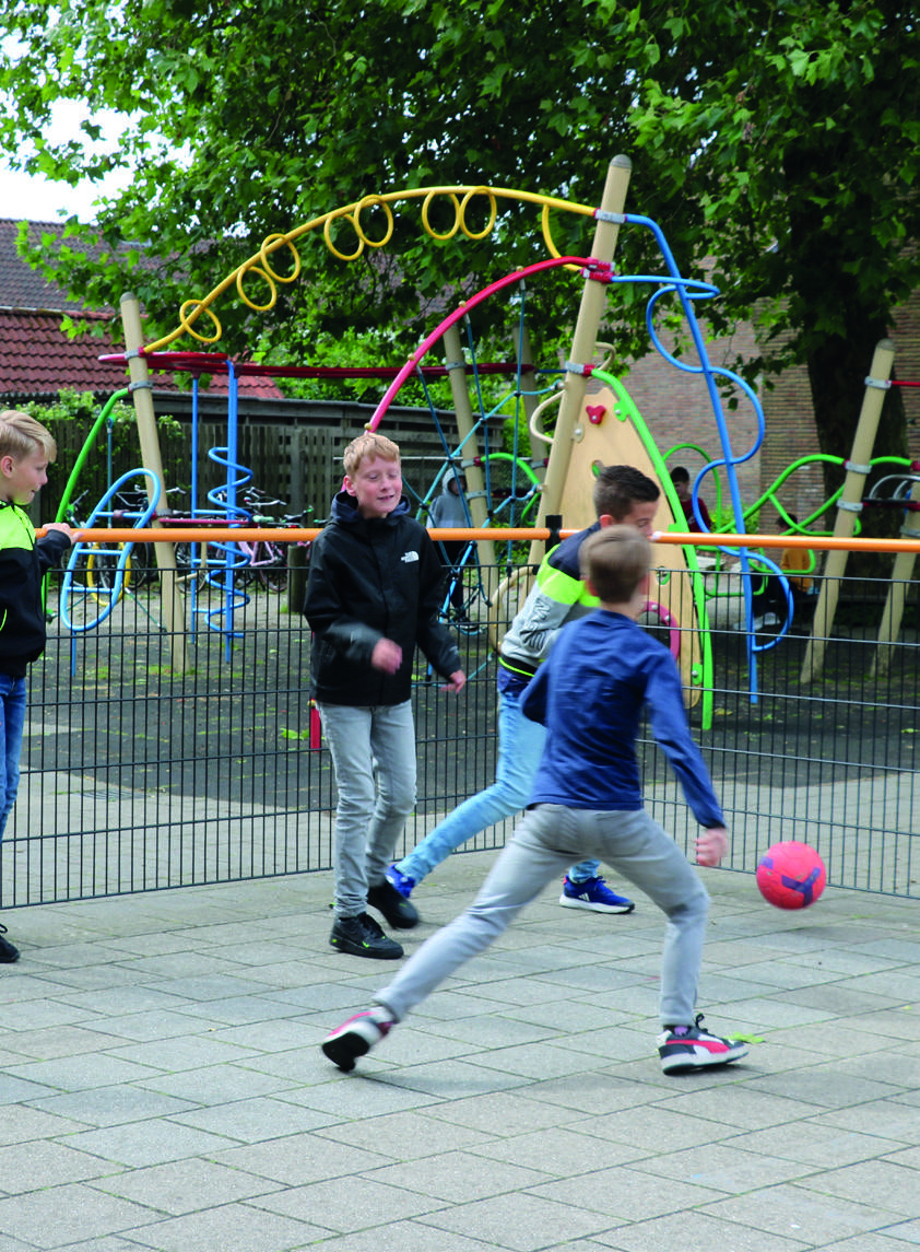 Kinderen spelen voetbal op het schoolplein van Christelijke Basisschool De Bron in Wezep.
