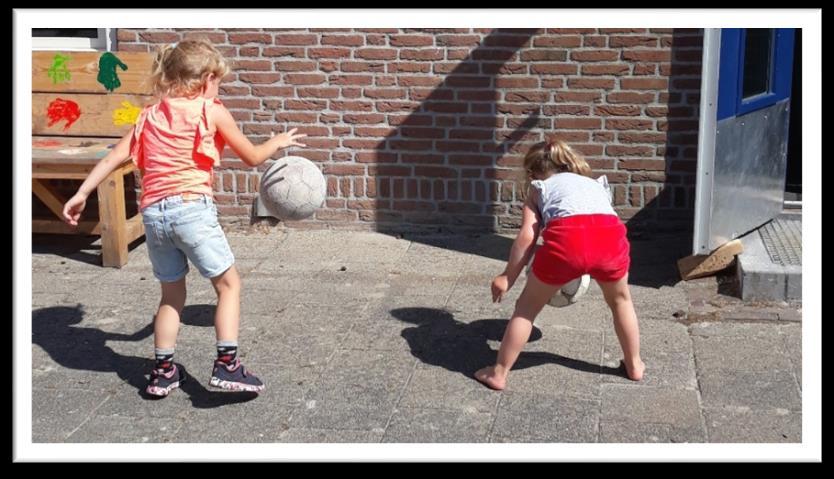 Kinderen spelen voetbal op het schoolplein van OBS De Opslach in Wommels. Kinderen spelen voetbal op het schoolplein van OBS De Opslach in Wommels.