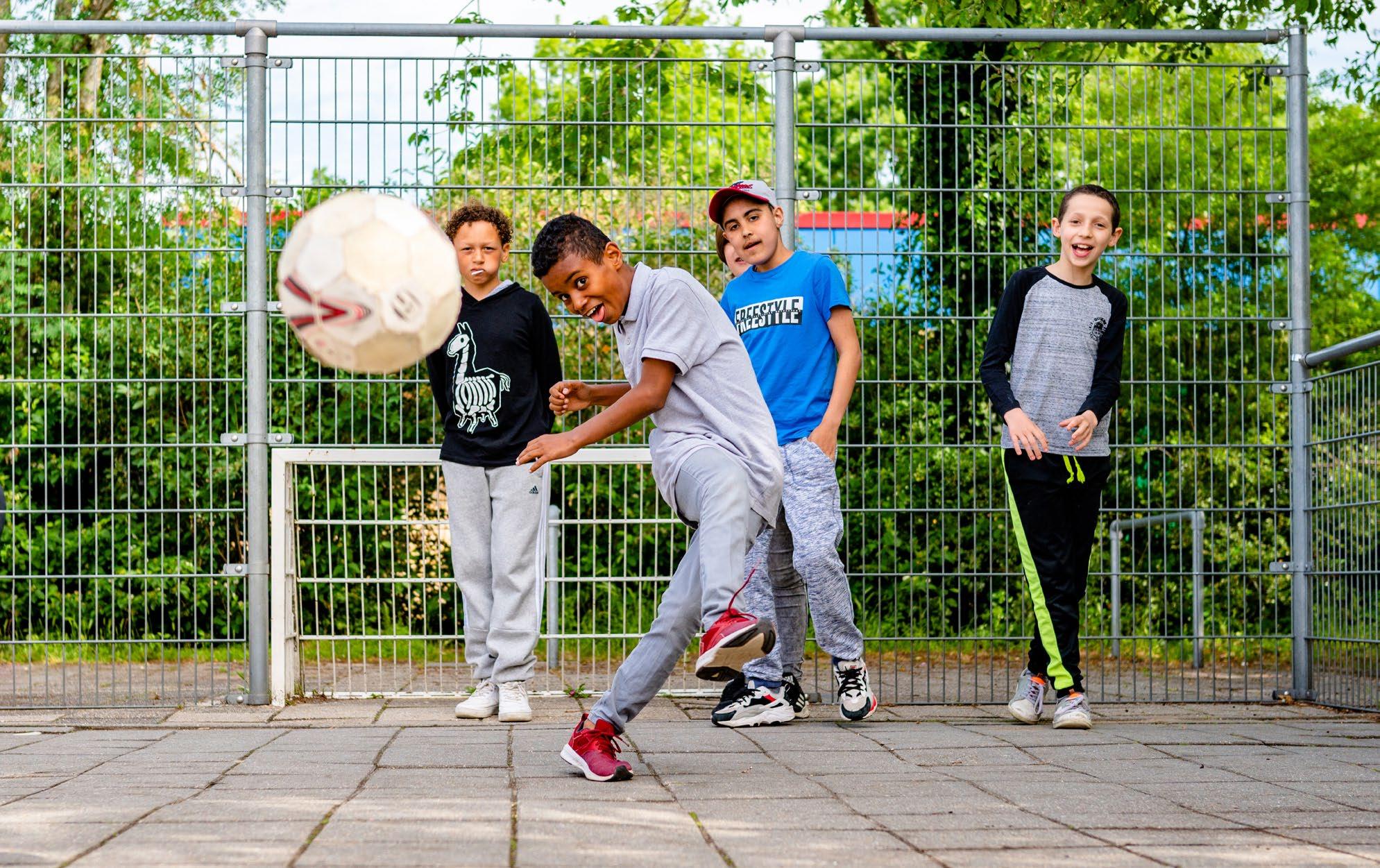Kinderen spelen voetballerij op het schoolplein van Het Stroomdal in Zwolle. Kinderen spelen voetballerij op het schoolplein van Het Stroomdal in Zwolle.