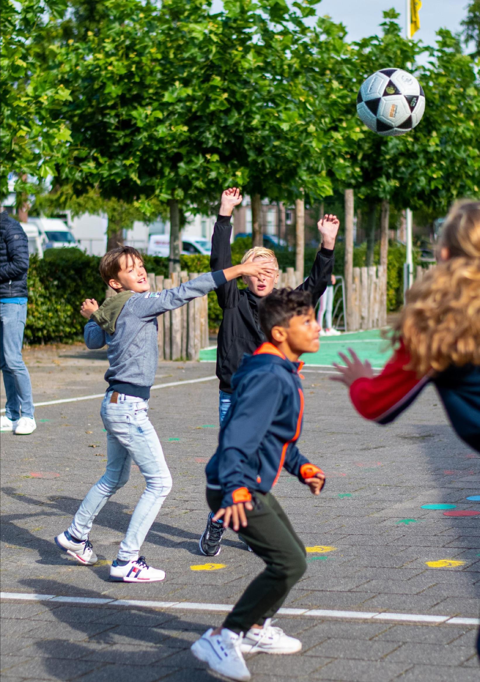 Kinderen spelen voetbalt op het schoolplein van CBS De Adelaar in Wolvega. Kinderen spelen voetbalt op het schoolplein van CBS De Adelaar in Wolvega.