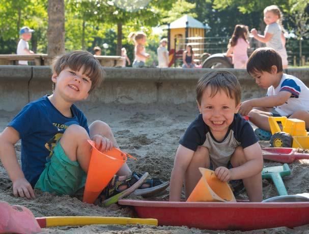 Kinderen spelen vrolijk in de zandbak op het schoolplein van de Lorentzschool in Leiden. Kinderen spelen vrolijk in de zandbak op het schoolplein van de Lorentzschool in Leiden.