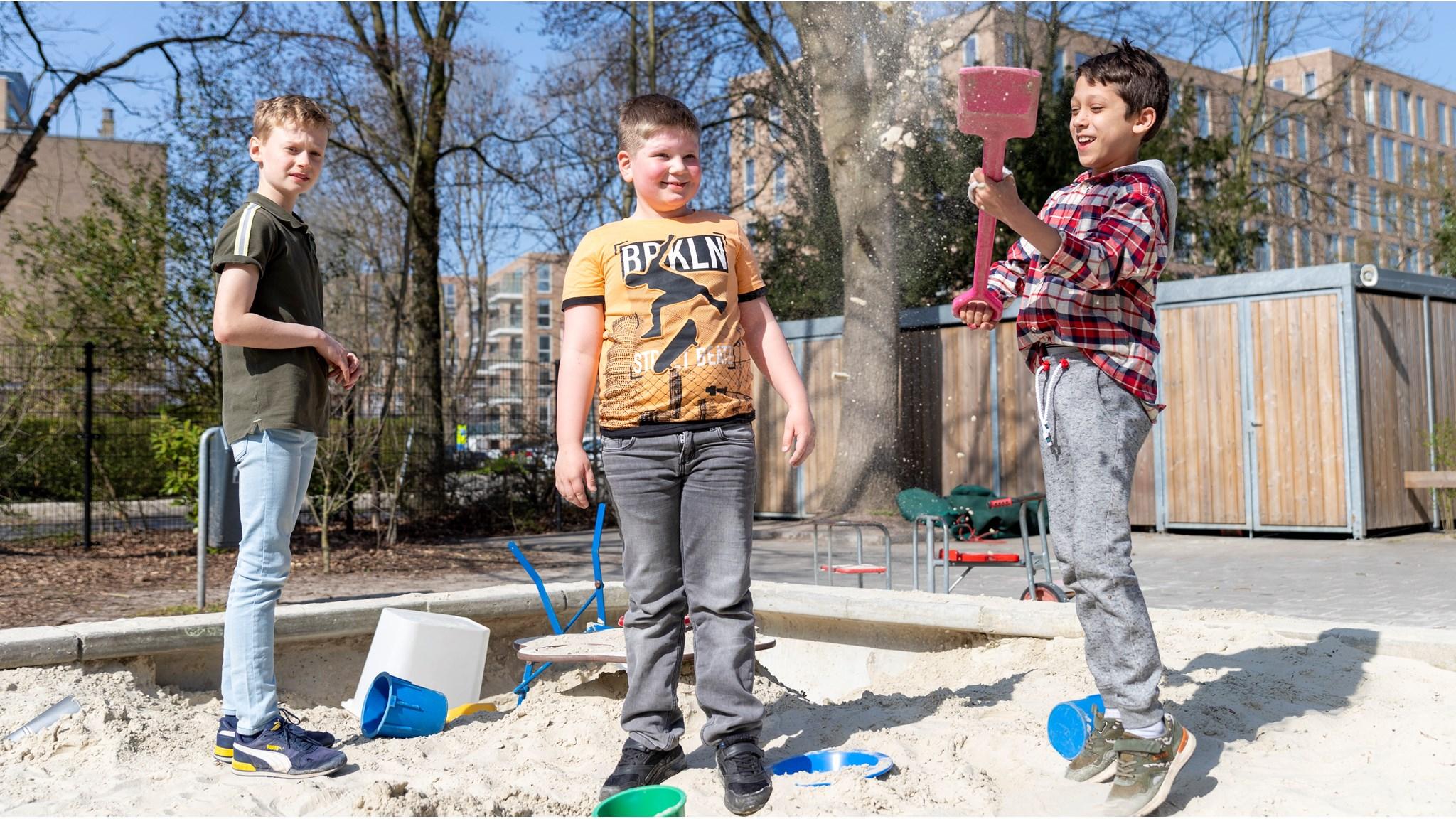Kinderen spelen vrolijk in het zand op het schoolplein van SO Fier in Utrecht. Kinderen spelen vrolijk in het zand op het schoolplein van SO Fier in Utrecht.