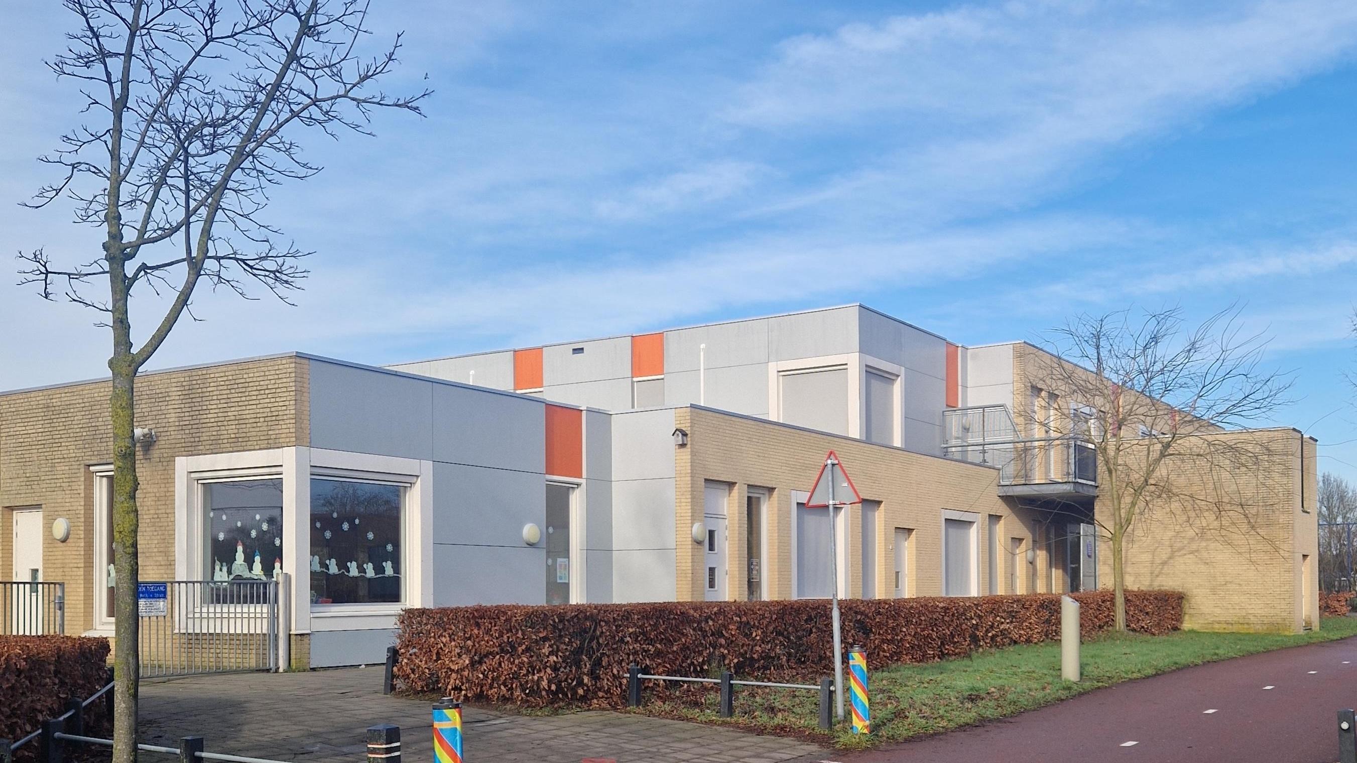Kinderen spelen vrolijk met een rode bal op het schoolplein van de Antoniusschool in Wijchen. Kinderen spelen vrolijk met een rode bal op het schoolplein van de Antoniusschool in Wijchen.