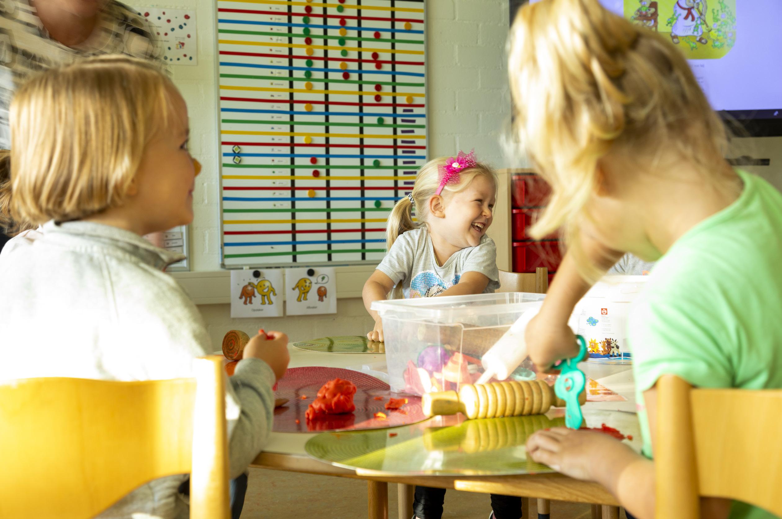 Kinderen spelen vrolijk met klei in het klaslokaal van basisschool De Brug in IJsselstein.