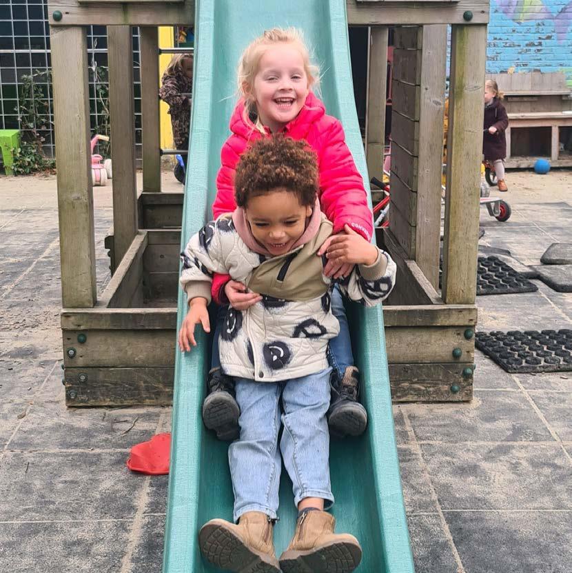 Kinderen spelen vrolijk op de glijbaan op het schoolplein van Palmenhof in Middelburg. Kinderen spelen vrolijk op de glijbaan op het schoolplein van Palmenhof in Middelburg.