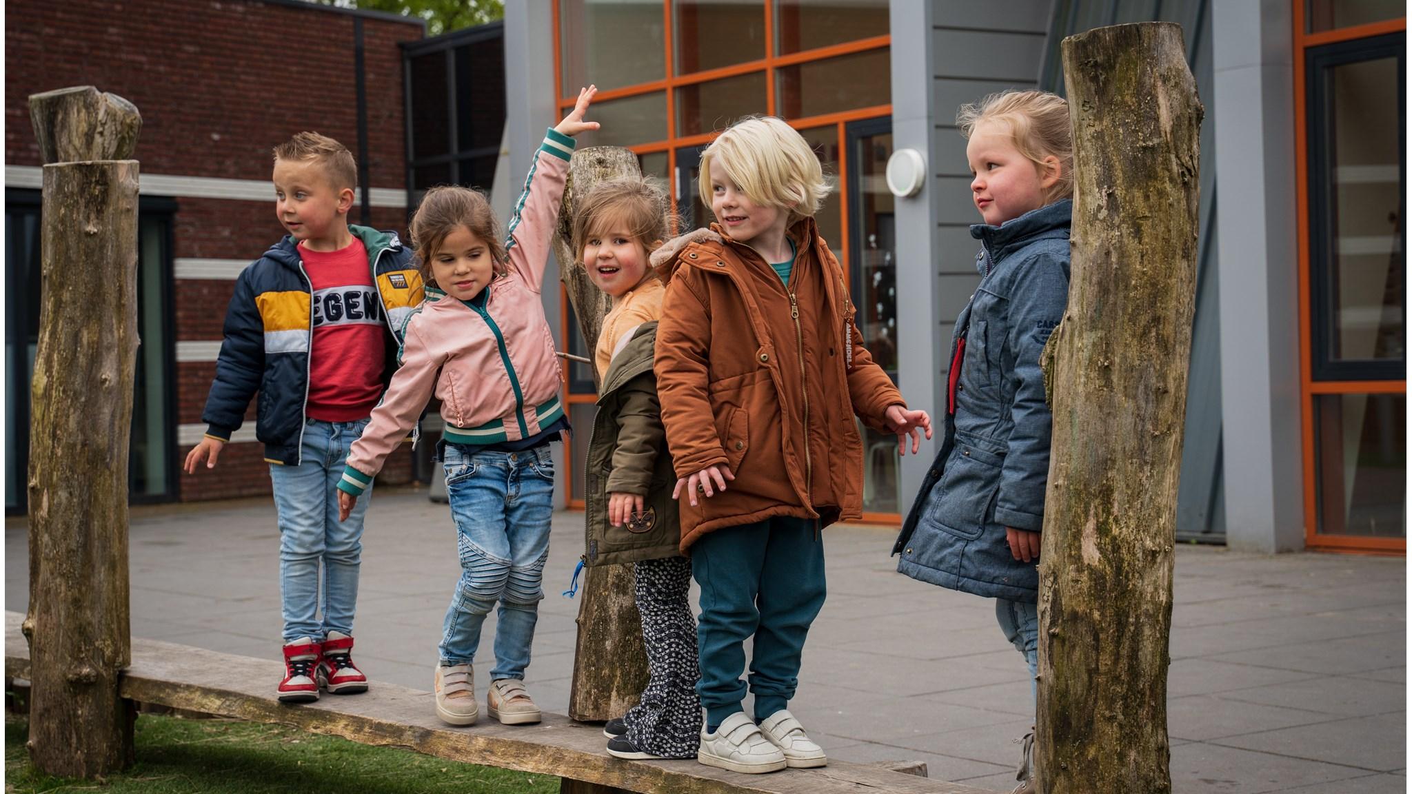 Kinderen spelen vrolijk op het schoolplein van Basisschool De Baptist in Batenburg.