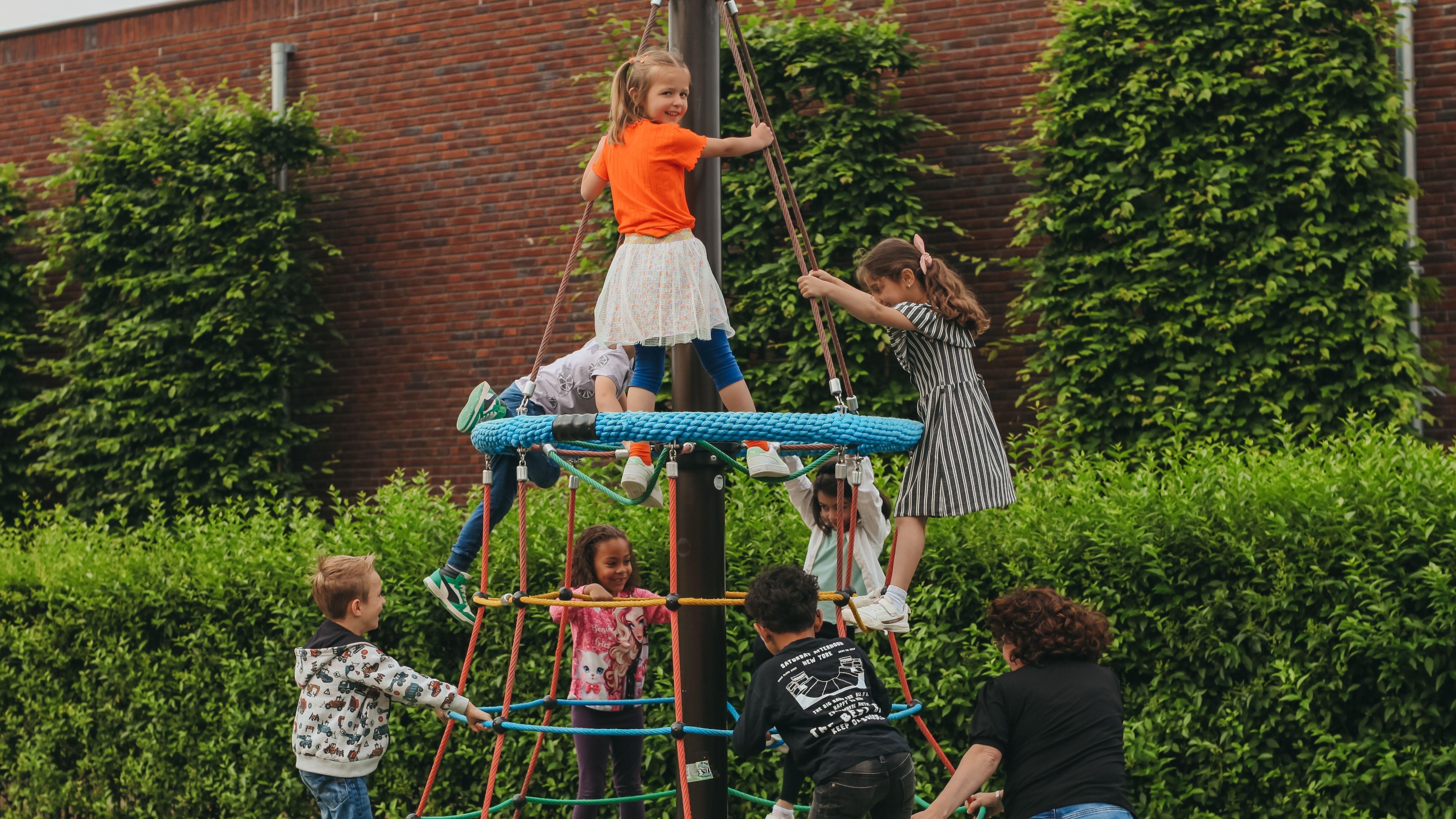 Kinderen spelen vrolijk op het schoolplein van Basisschool de Berenburcht in Oostburg. Kinderen spelen vrolijk op het schoolplein van Basisschool de Berenburcht in Oostburg.