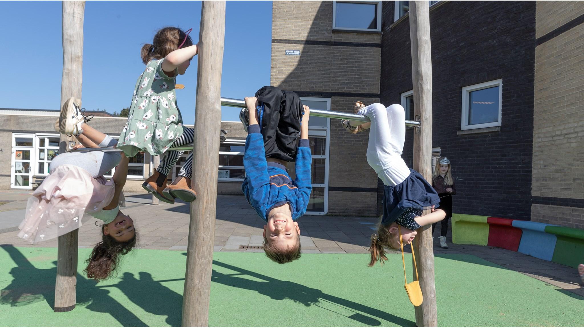 Kinderen spelen vrolijk op het schoolplein van Basisschool De Schakel in Kerkrade. Kinderen spelen vrolijk op het schoolplein van Basisschool De Schakel in Kerkrade.