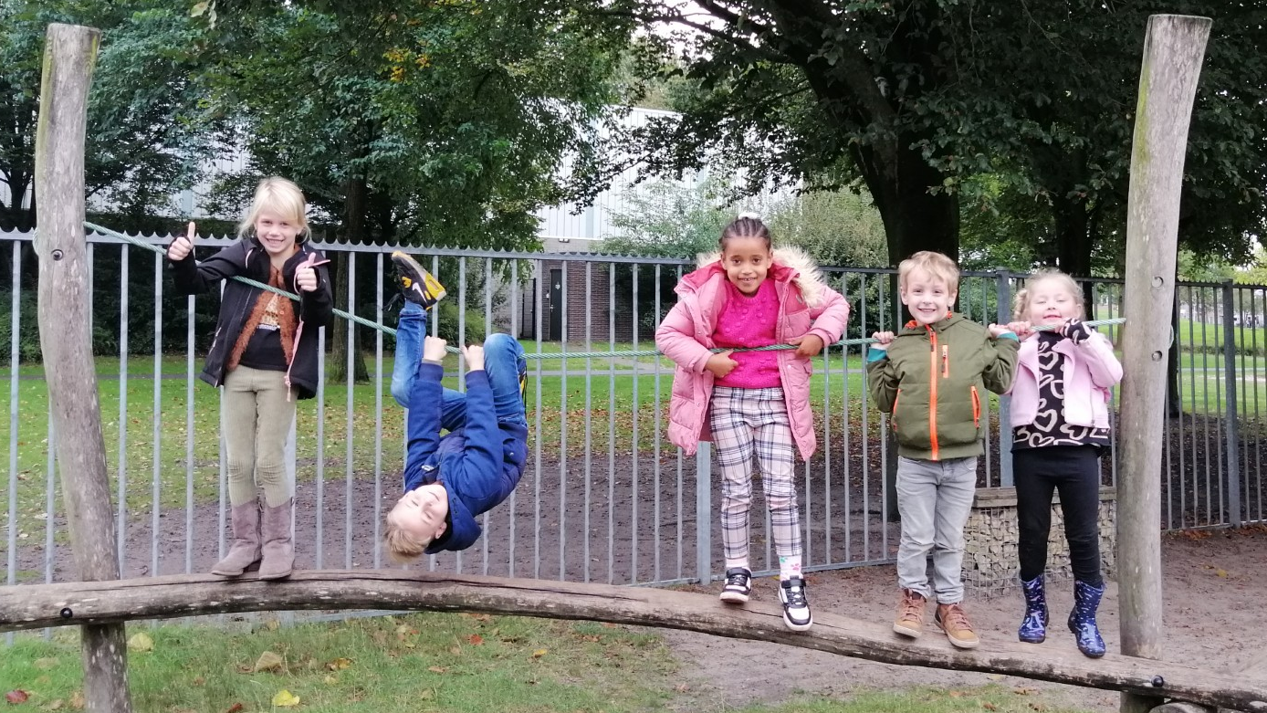 Kinderen spelen vrolijk op het schoolplein van Basisschool d'n Heiakker in Deurne. Kinderen spelen vrolijk op het schoolplein van Basisschool d'n Heiakker in Deurne.