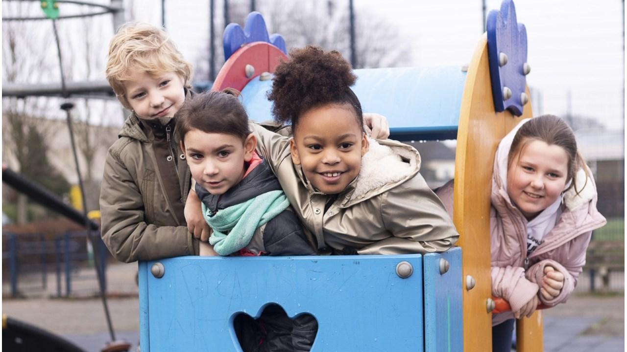 Kinderen spelen vrolijk op het schoolplein van Basisschool Dr. H. Bouwmanschool in Kampen. Kinderen spelen vrolijk op het schoolplein van Basisschool Dr. H. Bouwmanschool in Kampen.