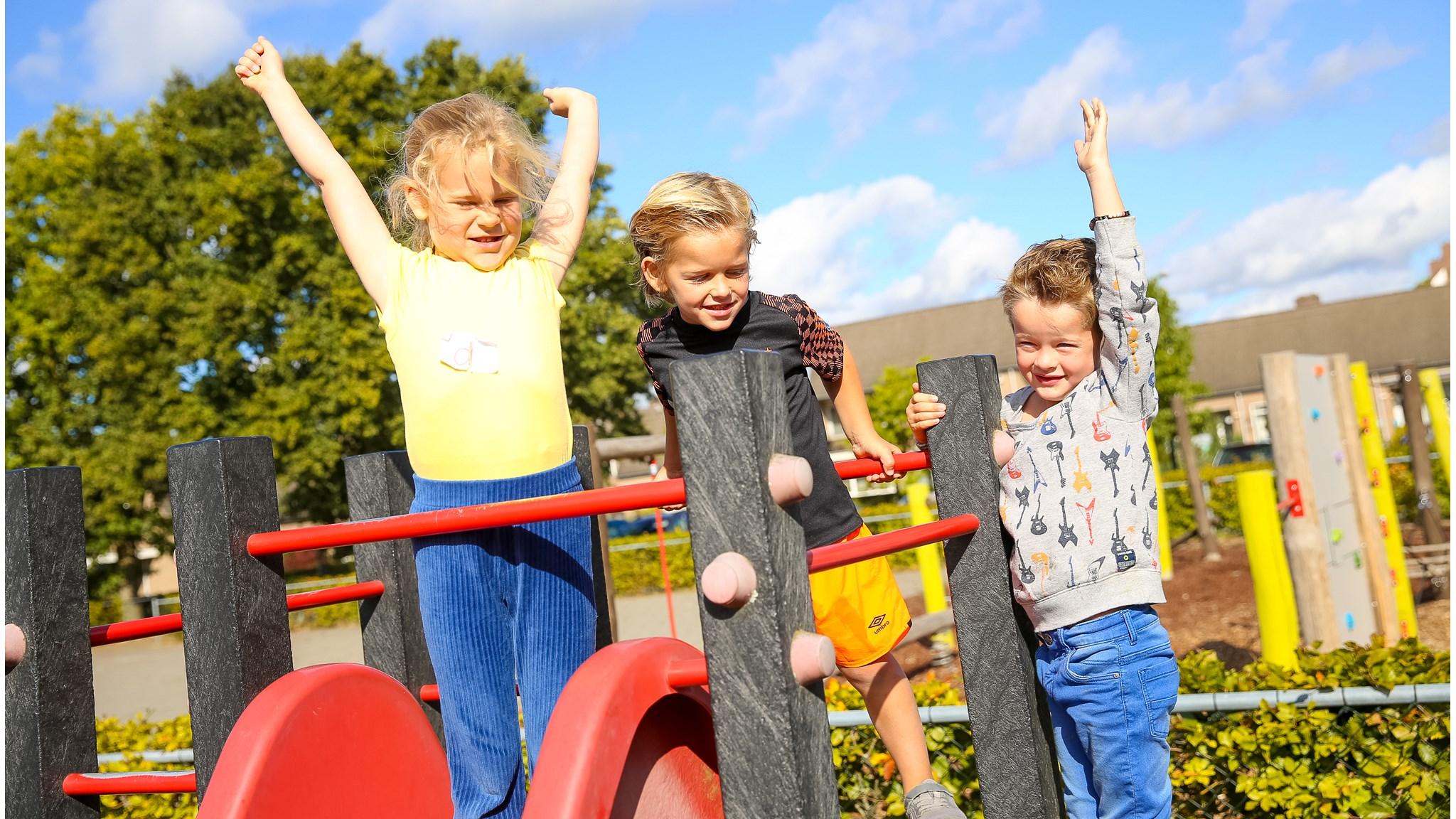 Kinderen spelen vrolijk op het schoolplein van Basisschool St Joan in Soerendonk. Kinderen spelen vrolijk op het schoolplein van Basisschool St Joan in Soerendonk.