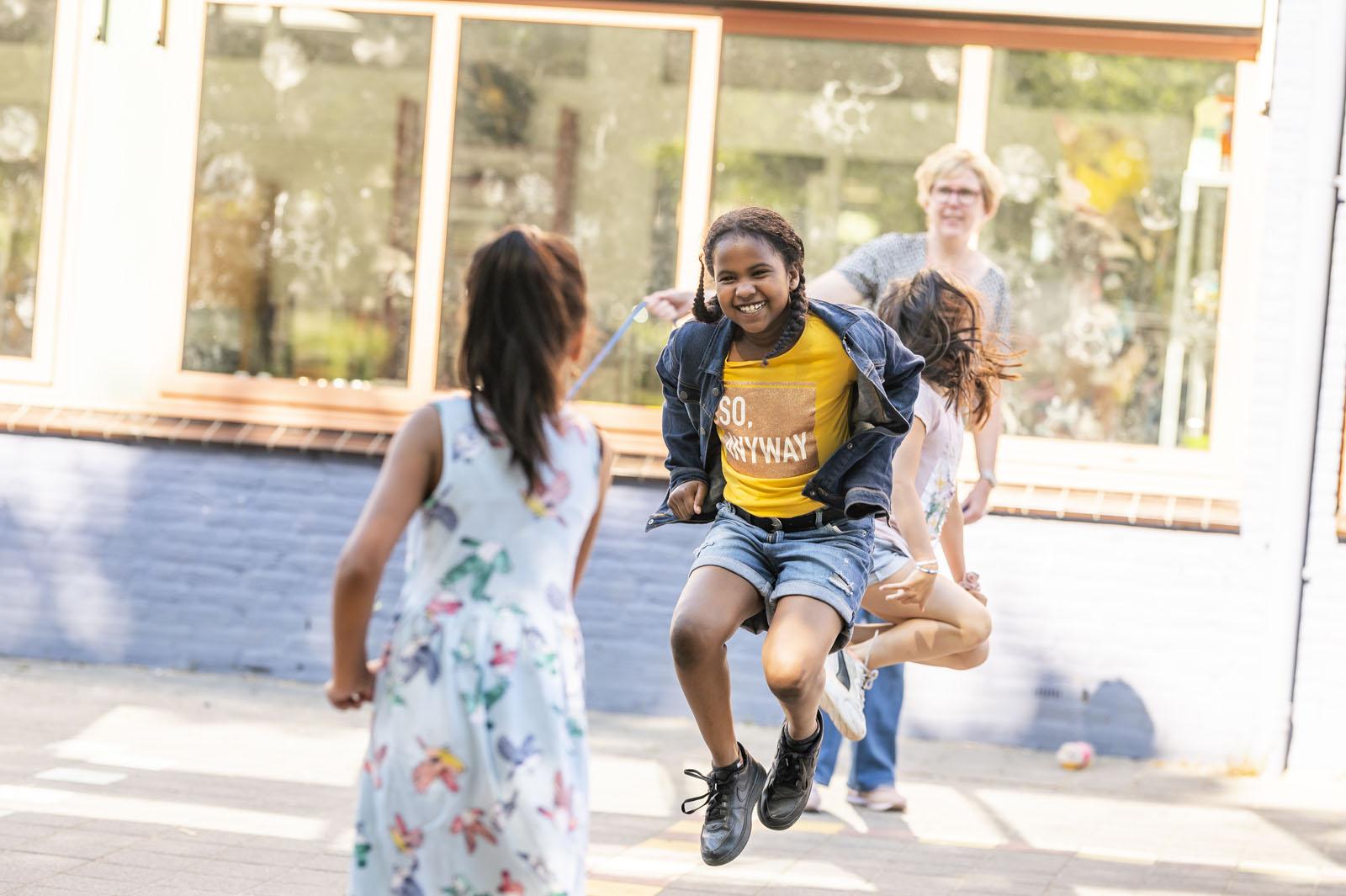 Kinderen spelen vrolijk op het schoolplein van CBS Driestromenland in Lelystad. Kinderen spelen vrolijk op het schoolplein van CBS Driestromenland in Lelystad.