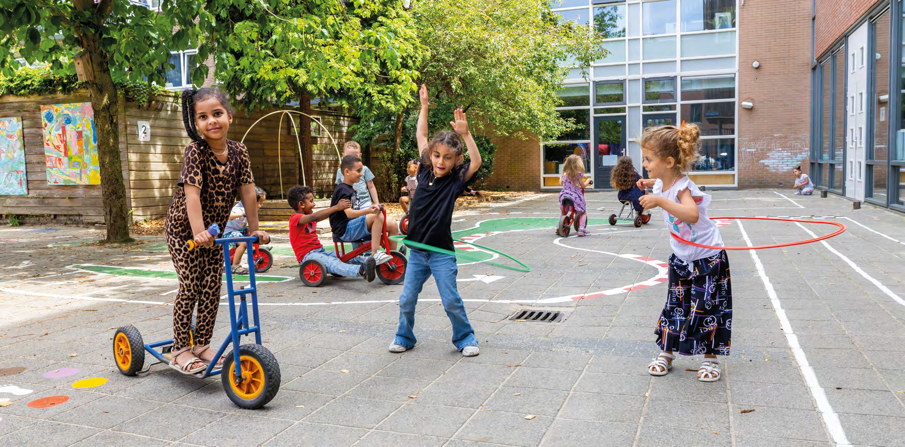 Kinderen spelen vrolijk op het schoolplein van CBS Mozaïek in Rotterdam.