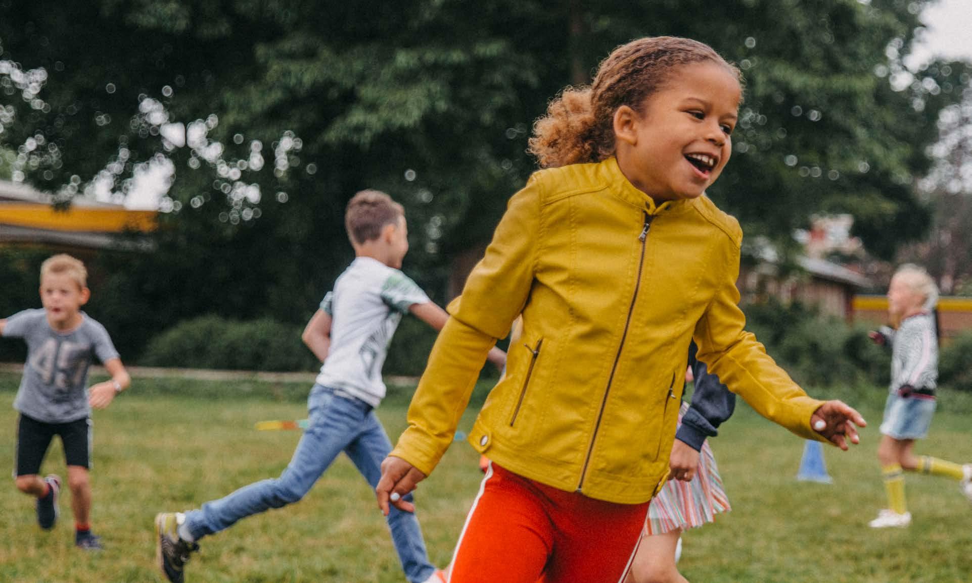 Kinderen spelen vrolijk op het schoolplein van Christelijke Basisschool de Roerganger in Heerenveen. Kinderen spelen vrolijk op het schoolplein van Christelijke Basisschool de Roerganger in Heerenveen.