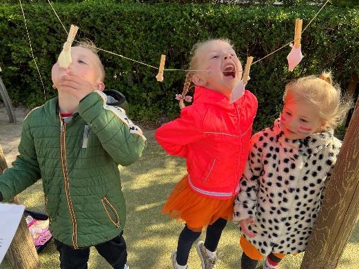 Kinderen spelen vrolijk op het schoolplein van de Jozefschool voor Katholiek Basisonderwijs in Hoek van Holland. Kinderen spelen vrolijk op het schoolplein van de Jozefschool voor Katholiek Basisonderwijs in Hoek van Holland.