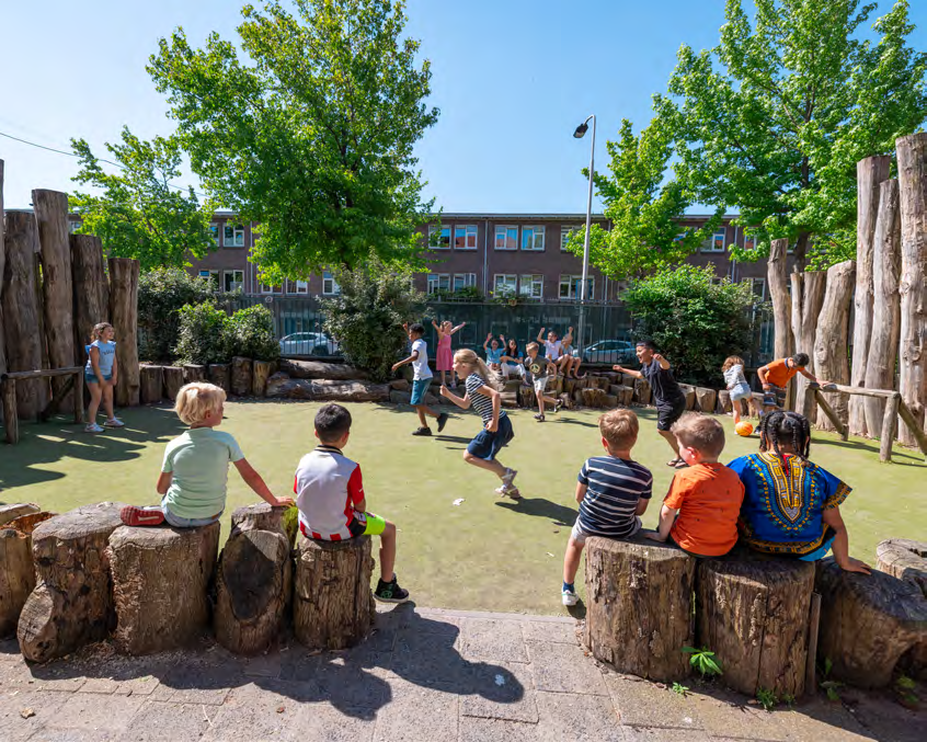 Kinderen spelen vrolijk op het schoolplein van de Prins Mauritsschool in Delft. Kinderen spelen vrolijk op het schoolplein van de Prins Mauritsschool in Delft.