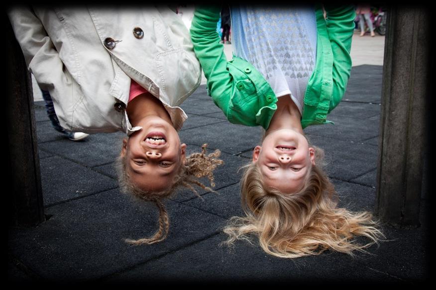 Kinderen spelen vrolijk op het schoolplein van de Sint Bernardusschool in Haarlem. Kinderen spelen vrolijk op het schoolplein van de Sint Bernardusschool in Haarlem.