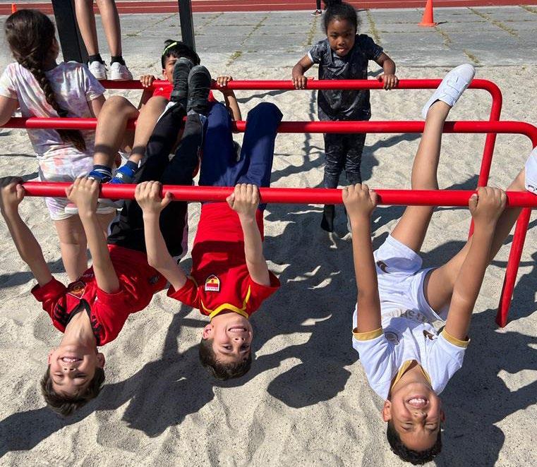 Kinderen spelen vrolijk op het schoolplein van Fellenoord in Eindhoven. Kinderen spelen vrolijk op het schoolplein van Fellenoord in Eindhoven.