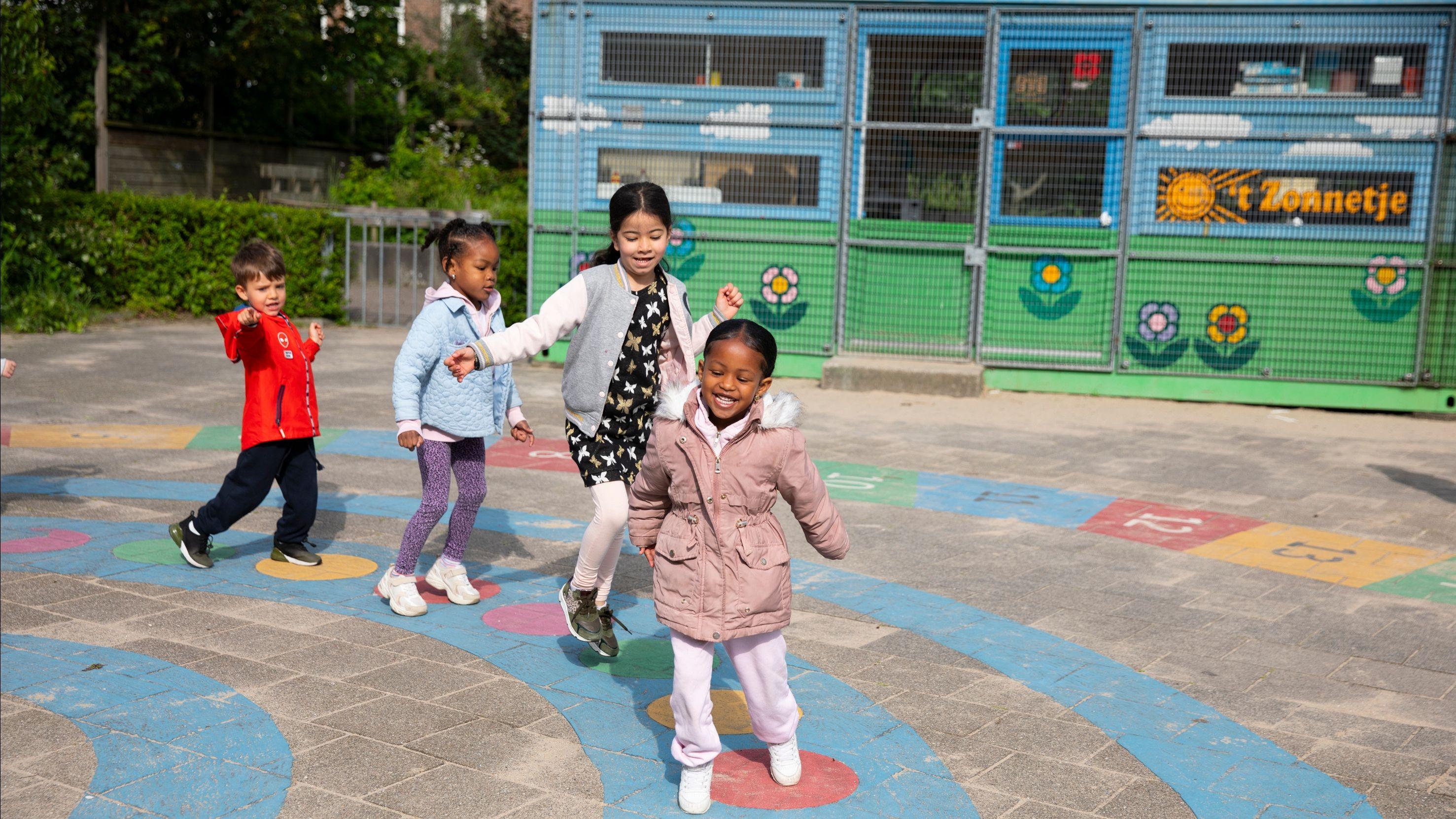 Kinderen spelen vrolijk op het schoolplein van Obs Charlois in Rotterdam. Kinderen spelen vrolijk op het schoolplein van Obs Charlois in Rotterdam.