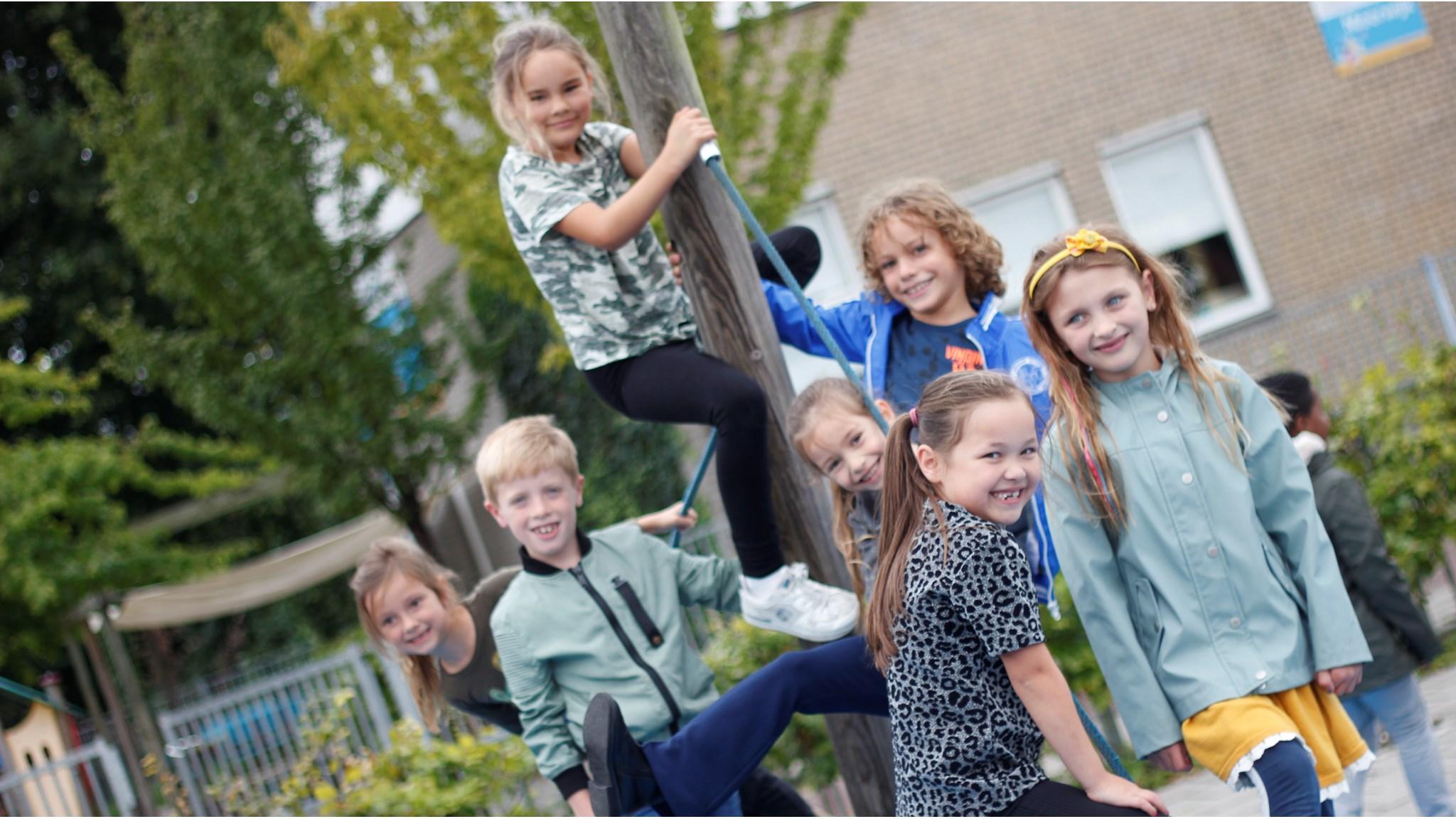 Kinderen spelen vrolijk op het schoolplein van OBS De Kajuit in Uithoorn. Kinderen spelen vrolijk op het schoolplein van OBS De Kajuit in Uithoorn.