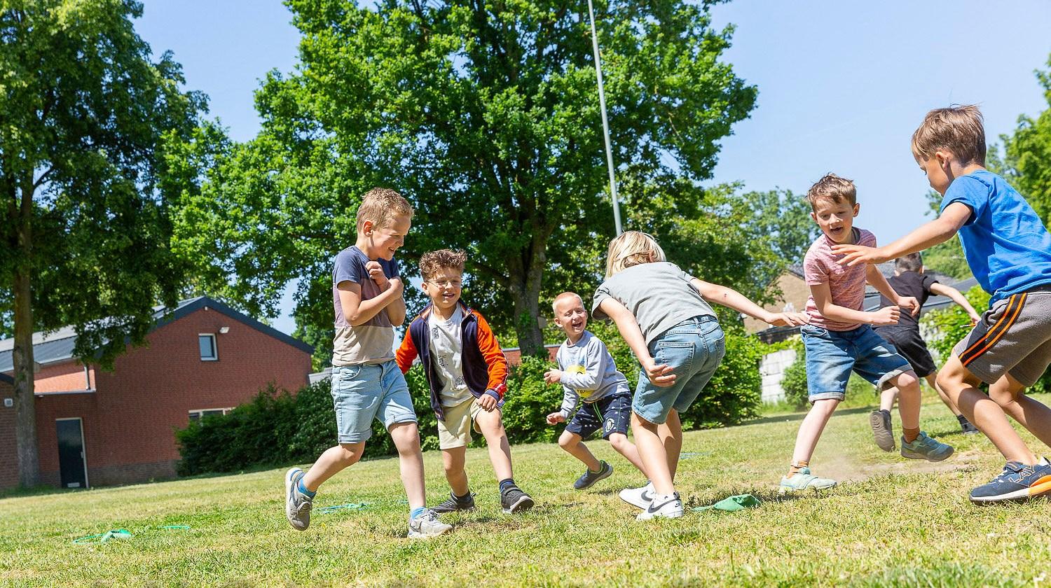 Kinderen spelen vrolijk op het schoolplein van Openbaar Basisschool Weisterbeek in Horst. Kinderen spelen vrolijk op het schoolplein van Openbaar Basisschool Weisterbeek in Horst.