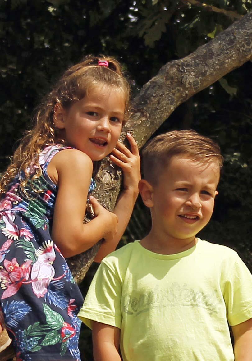 Kinderen spelen vrolijk op het schoolplein van Openbare basischool De Zeevonk in Zandvoort. Kinderen spelen vrolijk op het schoolplein van Openbare basischool De Zeevonk in Zandvoort.